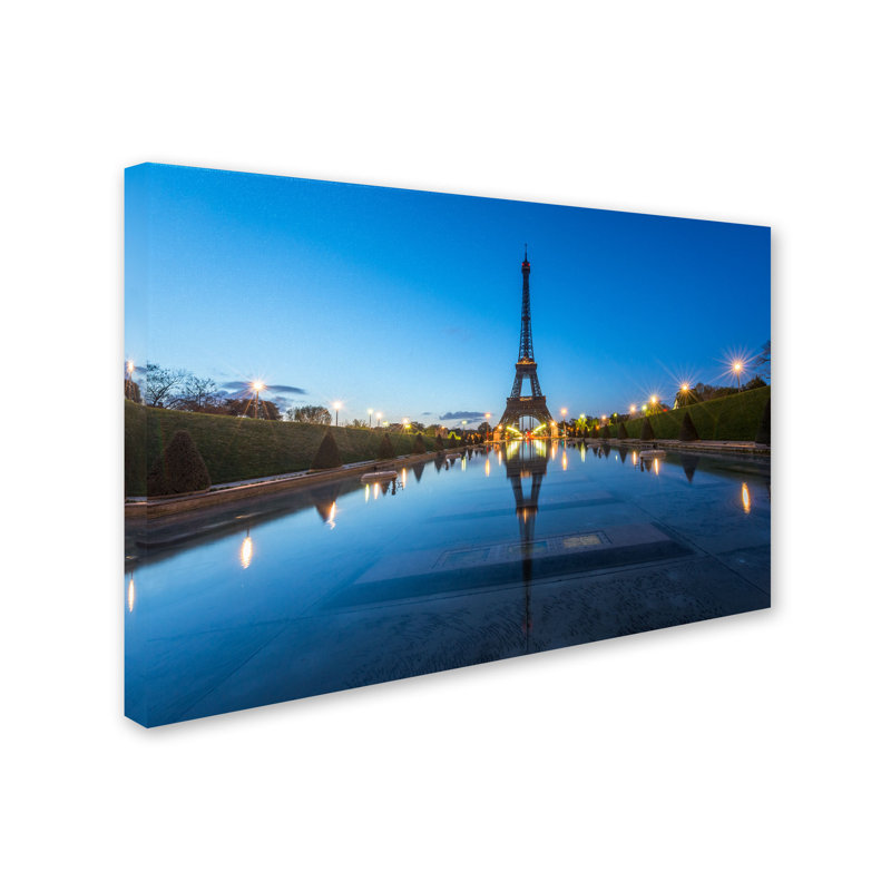 Reproduction de photo sur toile tendue, "heure à l’avant de la tour eiffel" par mathieu rivrin,, H 22 po x l 32 po x P 2 po
