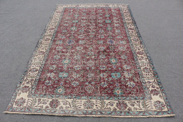 Tapis turc rétro avec un élégant motif floral rouge et bleu offrant un look unique fait à la main pour n'importe quel espace