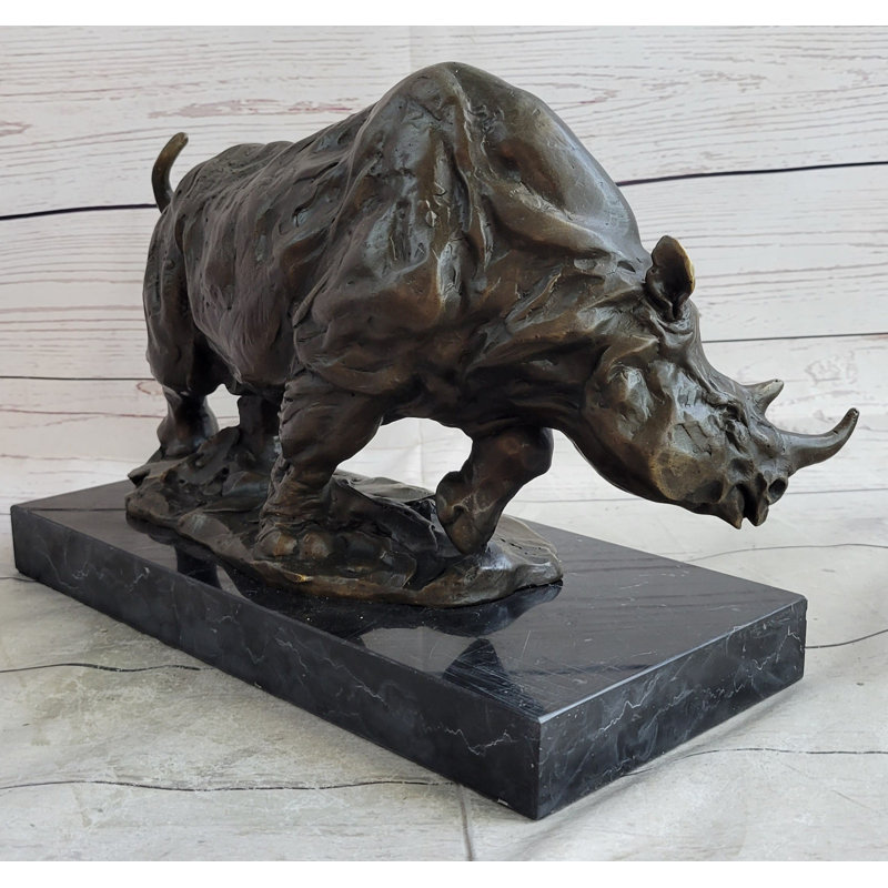 Statue de sculpture de rhinocéros en bronze Zalja sur fond de marbre