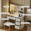 Bureau de coiffeuse SOGO avec miroir et lumières DEL, coiffeuse blanche avec station de charge, 3 tablettes de rangement ouvertes et 4 tiroirs, coiffeuse avec 3 modes de couleur et luminosité réglable pour la chambre à coucher