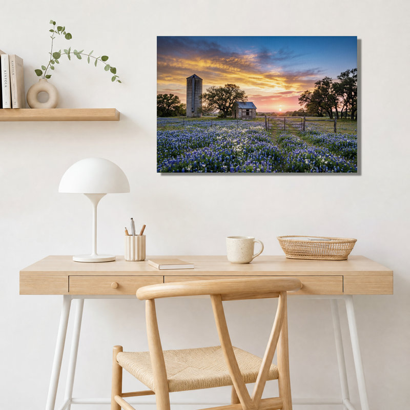 Tableau sur toile représentant un champ de bleuets avec un silo en métal et une cabane en pierre, H 24 po x l 36 po