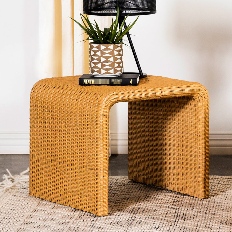Table de bout carrée avec tissage naturel, style bord de mer, rangement ouvert pour couvertures, bordures en cascade et armature en métal, esthétique moderne, espaces de vie inférieurs