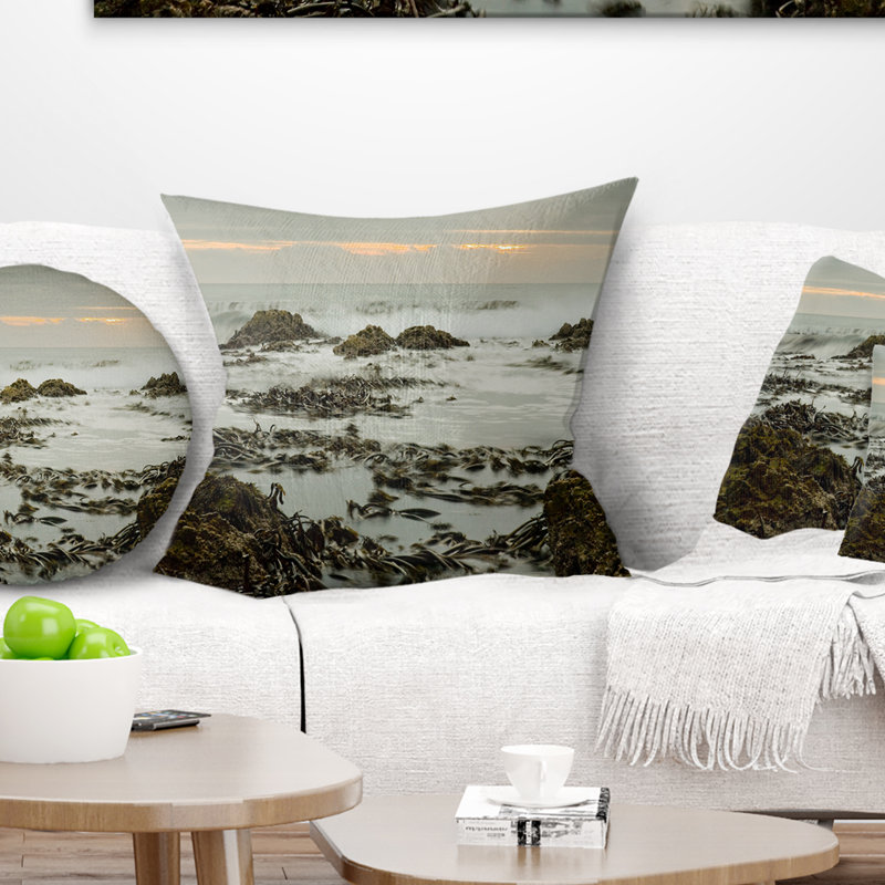 Oreiller seascape gloomy coucher de soleil sur les rochers et les vagues, Carré 18 po x 18 po