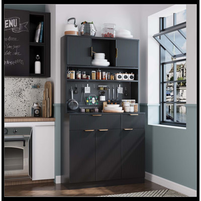 Armoire de cuisine 73 po en bois cannelée noire avec support à micro-ondes, rangement, station de charge et panneau perforé pour le salon