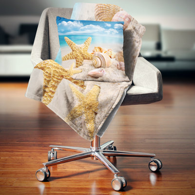 Coussin de mer étoile de mer et coquillages sur une plage