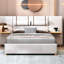 Grand lit tapissier en velours beige