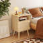 Table de chevet en rotin avec tablette de rangement ouverte et pieds en bois massif pour la chambre à coucher