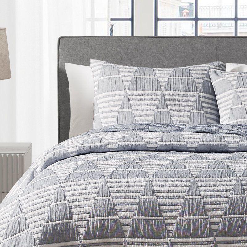 DESIGN STUDIO Trigon 3-Piece All-Season Soft Woven Matelasse Jacquard Reversible Cotton Blend Quilt Set, Blue