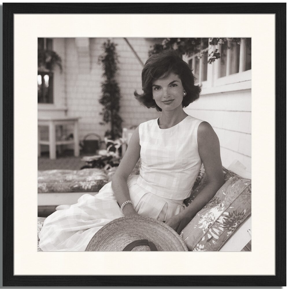 Gerahmtes Poster Jackie Kennedy posiert im Garten