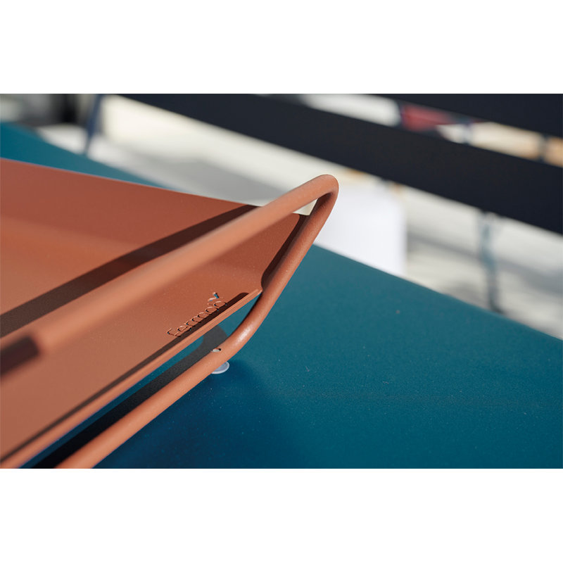Plateau en acier inoxydable Alto, H 3,5 po x l 21 po x P 15 po, Rouge ocre