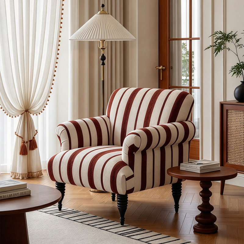 Chaise d'appoint rembourrée French Country avec tissu rayé et accoudoirs roulés