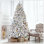 Arbre de Noël floqué avec 350 lumières colorées et 36 pommes de pin naturelles - 888 pointes en PVC enneigées, branches articulées, support en métal stable, installation facile
