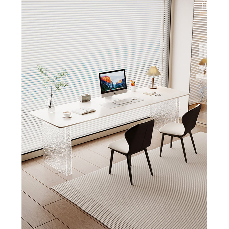 Bureau d'écriture contemporain avec pieds en acrylique ondulé givré et surface en pierre frittée, Blanc / blanc