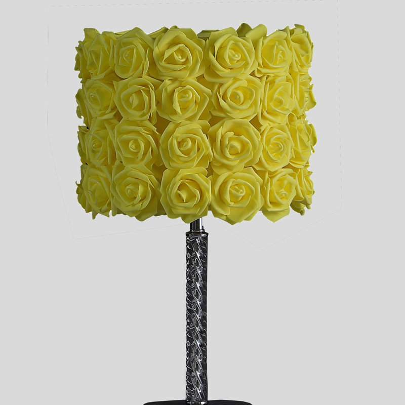 Lampe de table en métal / acrylique 18,25 po Yellow Roses in Bloom, Jaune