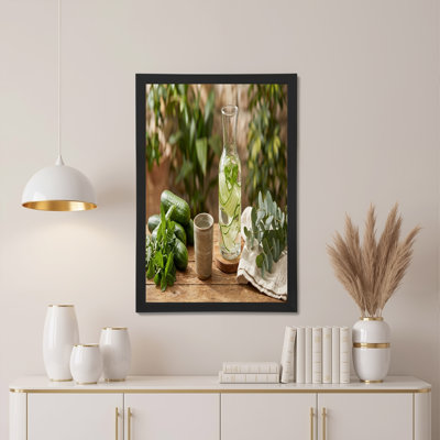 Carafe sur bois en forme de concombre et menthe