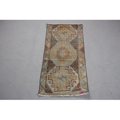 Tapis turc rétro vert offrant un charme bohémien idéal pour le vestibule ou comme petit tapis de porte