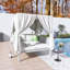 Lit de terrasse pour l'extérieur avec rideaux de lit beiges, coussins et coussins gris, corde tissée, convient à de multiples cas de figure