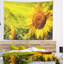 Tournesols floraux de Toscane sur une tapisserie verte-28491146