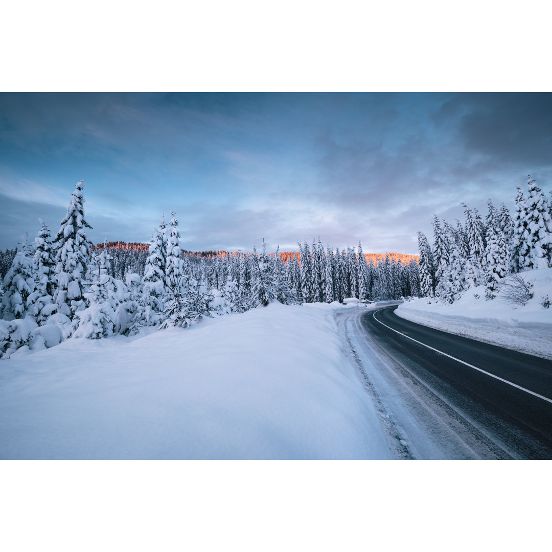 Winterstraße bei Sonnenaufgang