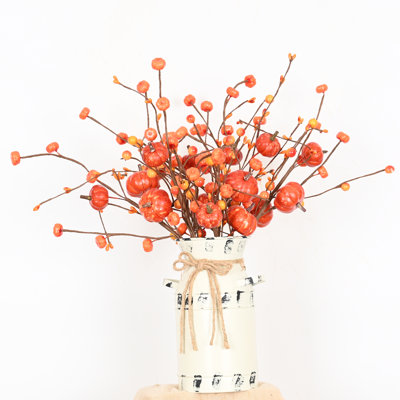 Arrangement floral de jour de l'Action de grâce avec des pots en métal et des fleurs artificielles pour la fête de mariage