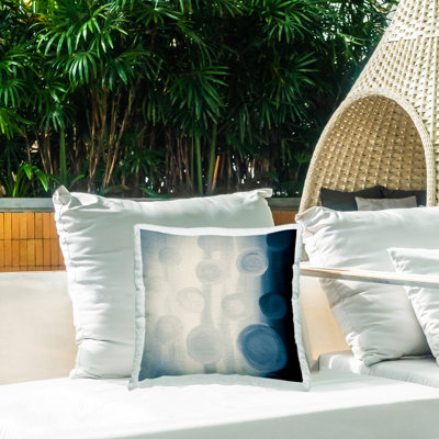 Coussin d'extérieur imprimé Rich Blue Abstract Cercles Shapes Design par Amy Brinkman