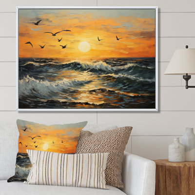 Mouettes au coucher du soleil sur la plage
