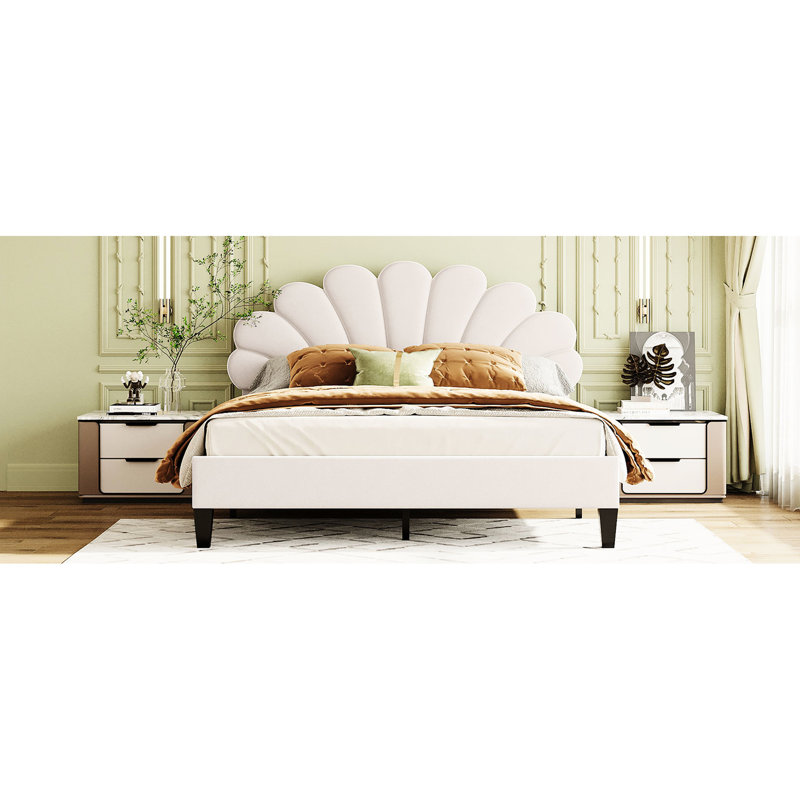 Lit plateforme tapissier beige avec tête de lit en velours ornemental, Beige, Grand lit