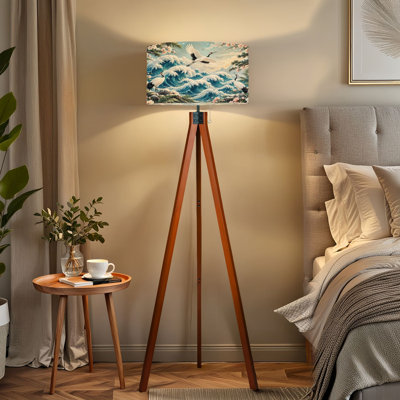 Lampe sur pied, motif de grues gracieuses au milieu des vagues et des fleurs de cerisier, DEL à intensité variable avec télécommande, pieds en hêtre, abat-jour tambour amovible en lin, style milieu du siècle, idéal pour le salon, la chambre ou le bureau.