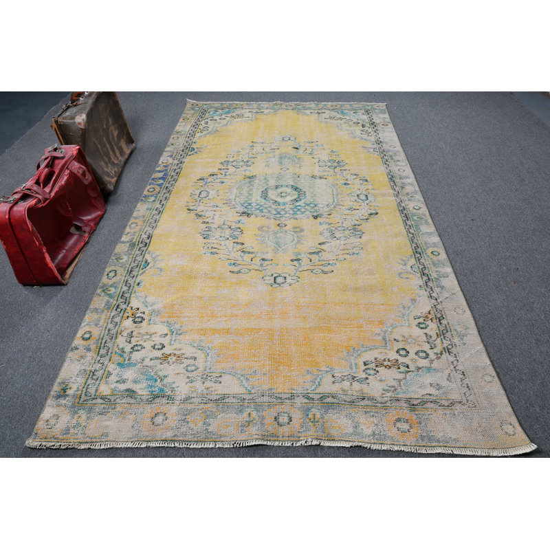 Tapis turc vintage tissé à la main en médaillon jaune et bleu pour une décoration intérieure unique