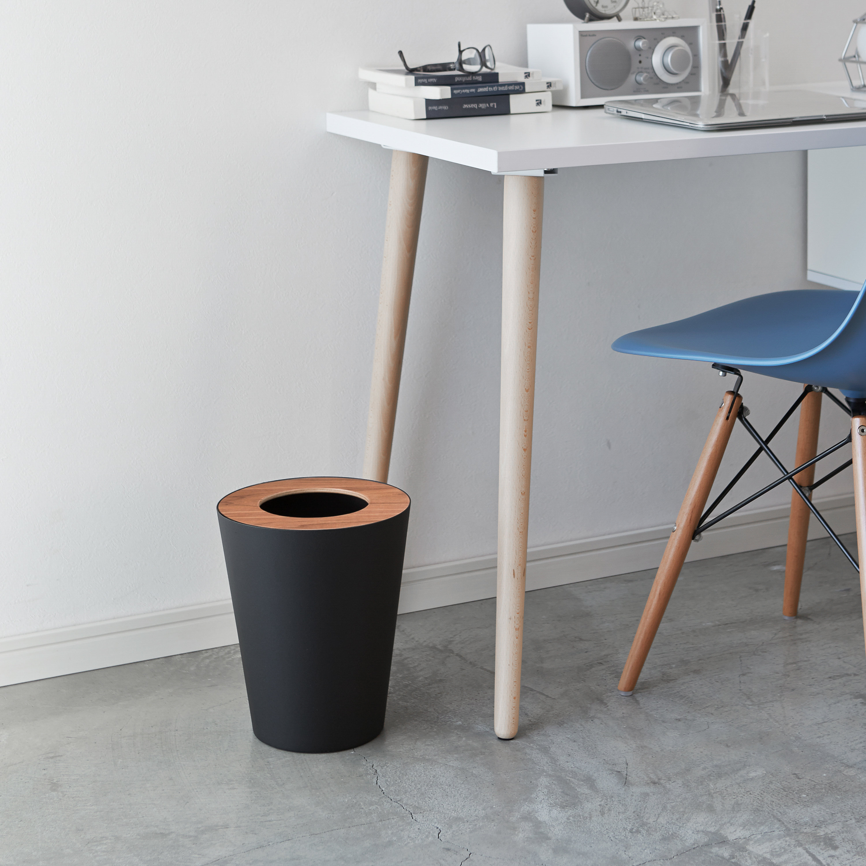 YAMAZAKI Home - Cestino moderno per rifiuti con manico, per