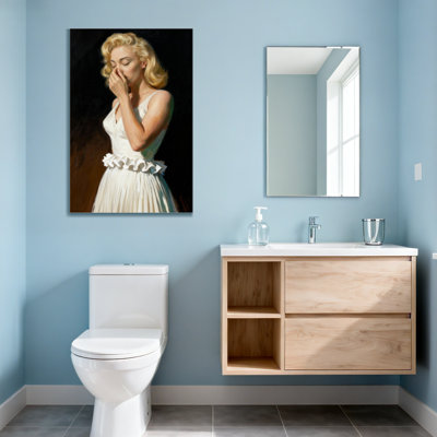 Femme à la mode en robe blanche couvrant la bouche