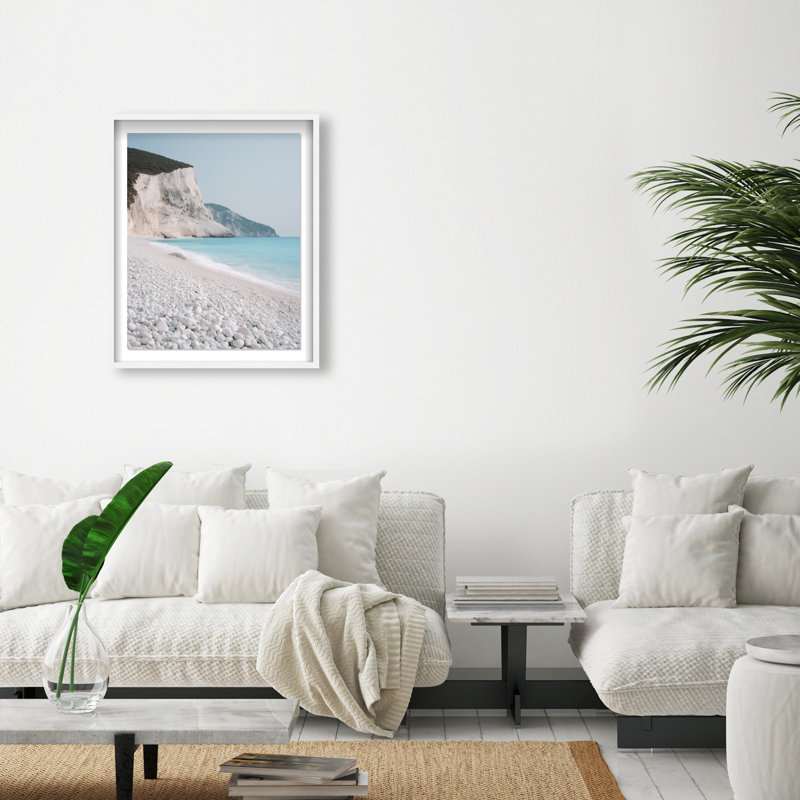 Falaises de craie II, impression de paysage et de nature encadrées par Oliver Gal, H 31,5 po x l 25,5 po, Cadre blanc