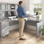Bureau assis-debout 72 po en forme de L avec rehausse Paelynn, hauteur réglable, rangement, bois moderne, gris platine-727084841