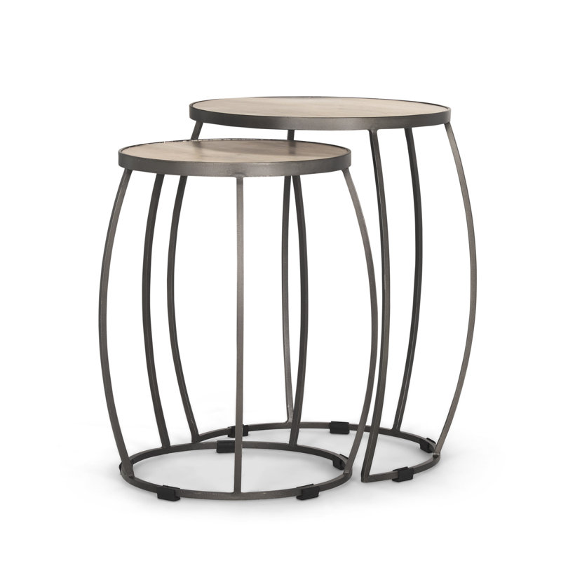 Ensemble de deux tables gigognes en bois naturel et argent Gracie Mills, 26" H x 19" W x 19" D