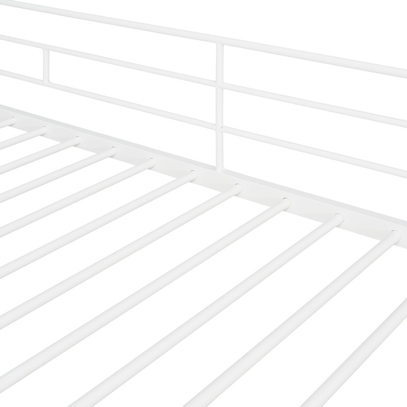 Lit mezzanine en métal avec bureau intégré et tablettes, structure robuste peu encombrante pour la chambre à coucher, Blanc