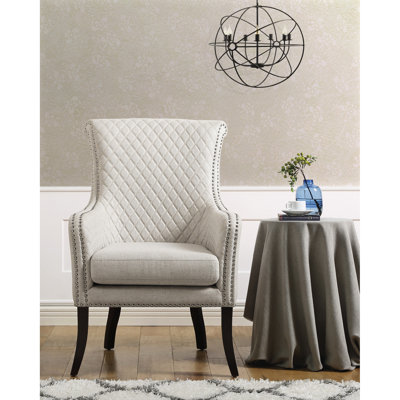 Fauteuil d'appoint classique de luxe beige classique avec siège en mousse haute densité attaché, garniture cloutée, structure en bois massif, capacité de 300 lb, tissu texturé 100% mesuré, pieds exposés