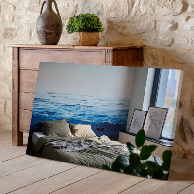 Toile, intérieur de chambre à coucher serein, avec une grande murale d'art mural, "Calm Ocean Waves" se fondant parfaitement dans un doux ciel brumeux, art mural