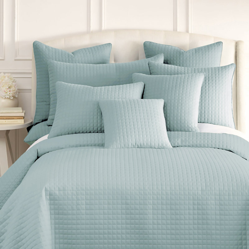 Deux housses de taie décorative matelassées en microfibre brodées Vilano Springs, Bleu ciel, H 20 po x l 36 po