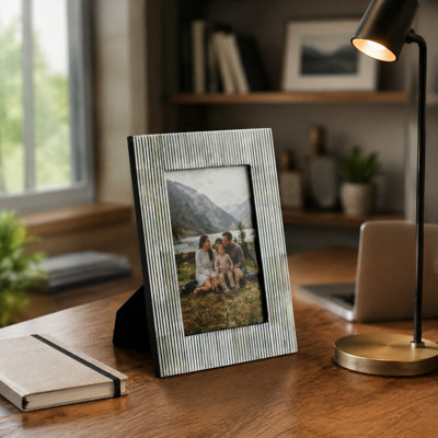 Cadre photo de table artisanal en bois rayé et os