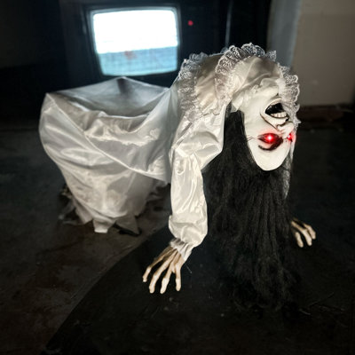 Haunted Demons Haunted Hill Farm Lifesize Animatronic Possessed Woman for covered outdoor Halloween display