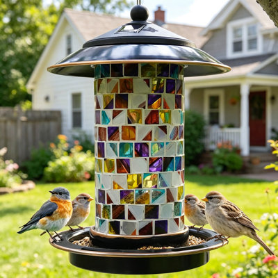 Mangeoire solaire pour oiseaux à suspendre à l'extérieur, mangeoire en vitrail en mosaïque avec capacité de 1,5 lb pour les cardinaux et les pinsons, veilleuse à énergie solaire et indicateur de niveau de graines, verre durable et décoration de jardin en métal