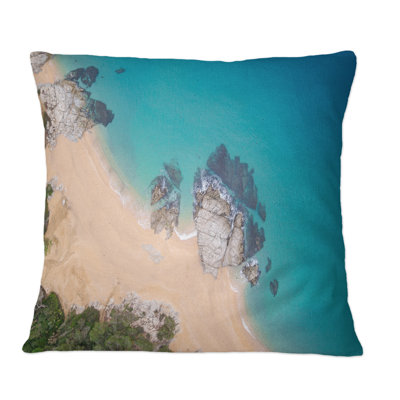 Vue aérienne des rochers en mer par une journée ensoleillée - Coussin décoratif imprimé nautique et côtier