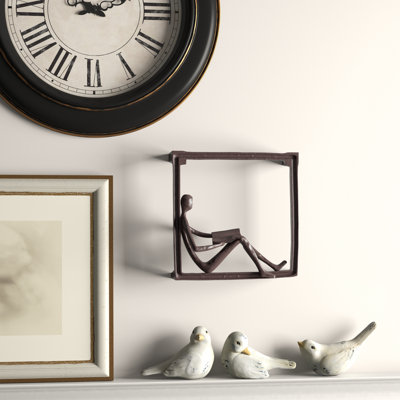 Décoration murale homme lisant sur un rebord de fenêtre