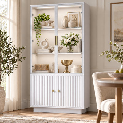 Vitrine nordique avec portes cannelées, éclairage DEL tactile réglable, vitrine en verre et buffet de rangement dissimulé
