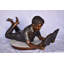 Statue de Harlesden, garçon afro-américain, lisant un livre en bronze - Taille: L 42 po x l 15 po x H 19 po.