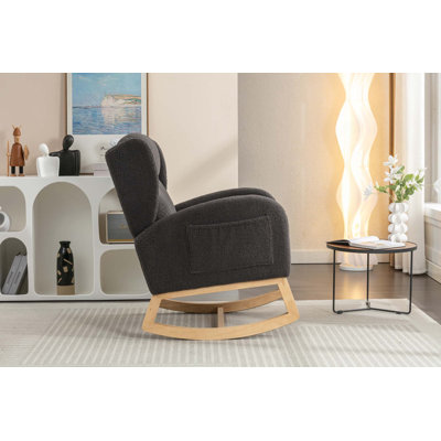 Fauteuil à bascule de loisirs pour chambre d'enfant en tissu Teddy, avec dossier haut, assise plus large, appuie-tête épais et poche de rangement sur le côté droit.
