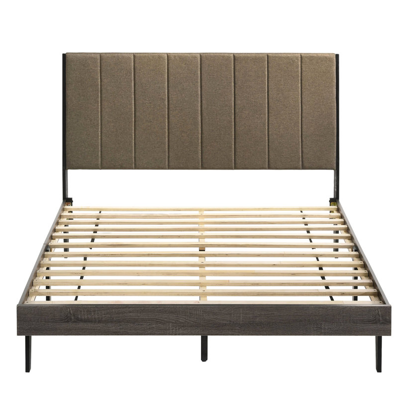 Grand lit avec revêtement de tête de lit brun et plateforme rustique en bois patiné gris