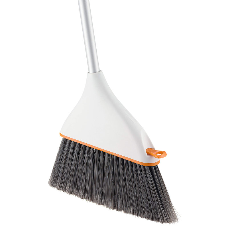 Balai à angle Superio avec pelle à poussière à pince pour atteindre des espaces étroits. (Gris doux)