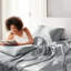 Drap simple gris 100% satin de luxe - froissé, doux pour les cheveux, 1 drap plat l 66 po x L 96 po, housse l 39 po x L 75 po, 4 taies d'oreiller à texture douce,