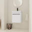 Armoire de salle de bain avec lavabo en céramique. Fonction flottante à fermeture en douceur. Attrait moderne pour les petites salles de bain. Base de contreplaqué 18 po. Porte silencieuse. Regardez les espaces. Fabrication